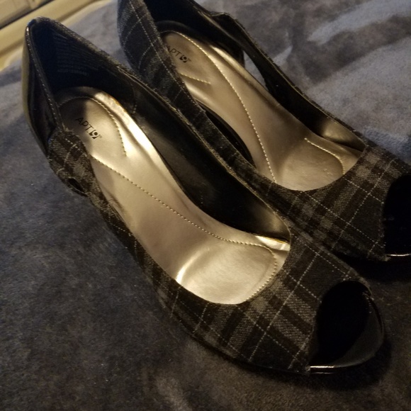Plaid and black patent leather size 9 heels - Picture 4 of 6